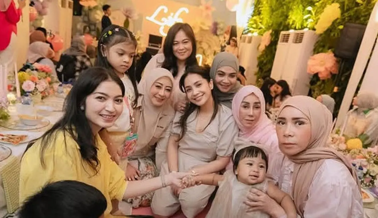 Melly Goeslaw tampak mengenakan baju atasan soft pink dipadukan bawah rok panjang pink fuschia. Ia juga tampil dengan pashmina coklat muda. [@ melly_goeslaw]