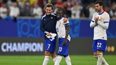 Pemain Prancis, N'Golo Kante (tengah) bersama Antoine Griezmann merayakan kemenangan timnya atas Austria pada laga Grup D Euro 2024 di Duesseldorf Arena, Duesseldorf, Jerman, Selasa (18/06/2024) WIB. (AFP/Patricia De Melo Moreira)