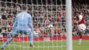 Pemain Arsenal, Alex Iwobi saat mencetak gol ke gawang Brighton and Hove Albion pada lanjutan Premier League di Emirates Stadium, London, (1/10/2017). Arsenal menang 2-0. (AP/Frank Augstein)
