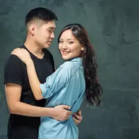 Sepasang kekasih sedang berpelukan (Foto Dok: Freepik/master1305).