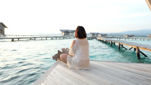 Memandangi Laut yang Indah