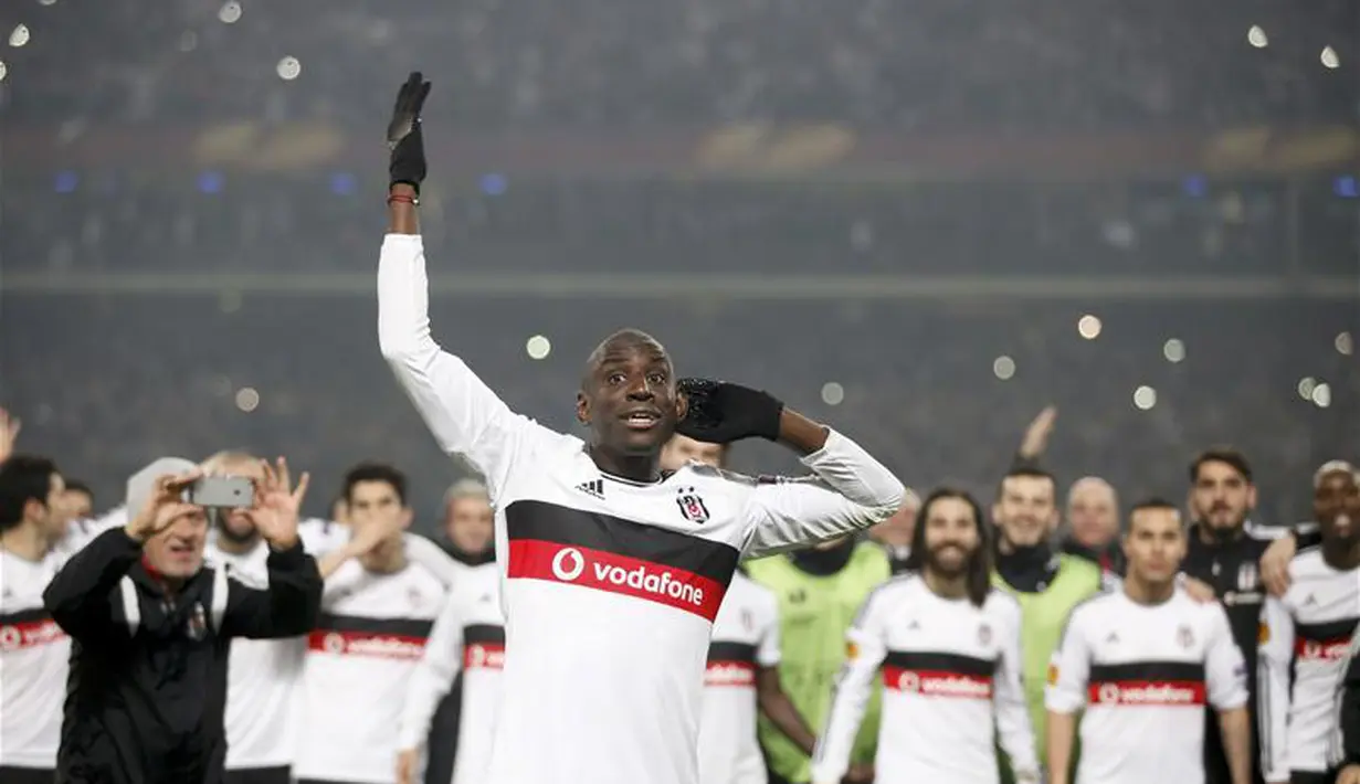 Kurang bersinar di Chelsea, Demba Ba akhirnya berlabuh ke Besiktas pada musim 2014/2015 dan tampil dalam 44 pertandingan. Setahun kemudian, Ba hijrah lagi ke klub Liga China, Shanghai Greenland Shenhua. (www.squawka.com)