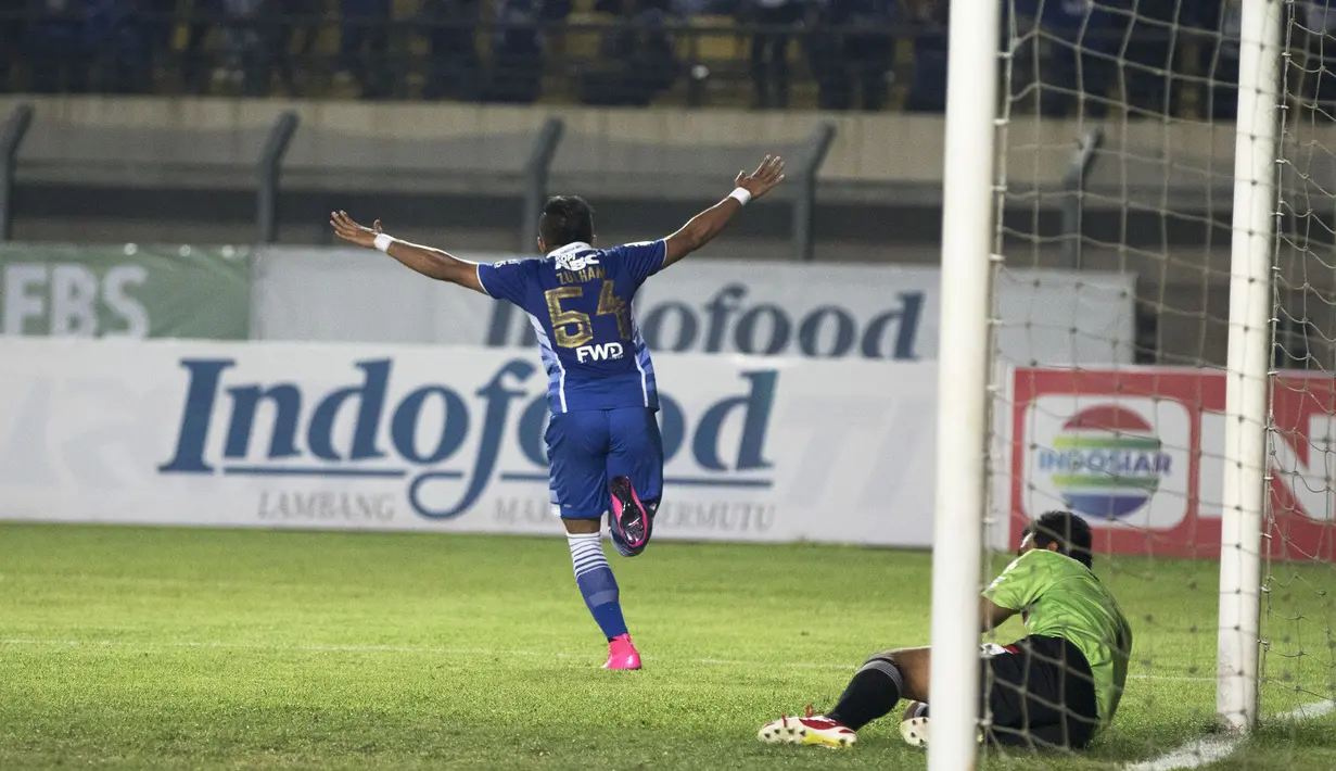 Pemain Persib, Zulham Zamrun merayakan gol ketiga yang dicetaknya ke gawang Martapura F.C pada laga Piala Presiden di Stadion Si Jalak Harupat, Bandung, Kamis (10/9/2015). (Bola.com/Vitalis Yogi Trisna)