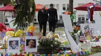 Presiden Obama dan Wapres Biden usai meletakkan karangan bunga di tugu peringatan tragedi penembakan di Orlando (reuters)
