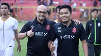 Pelatih baru Persijap, Fabio Oliveira (kiri), bersama manajer tim Arif Setiadi. (Bola.com/Official Persijap Jepara)