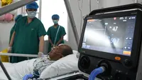 Para petugas medis bersiap untuk memulangkan Cui dari Rumah Sakit Renmin Universitas Wuhan di Wuhan, Provinsi Hubei, China (21/7/2020). Cui, pasien COVID-19 yang menjalani operasi transplantasi paru-paru ganda, sembuh setelah perawatan selama berbulan-bulan dan dipulangkan. (Xinhua/Cheng Min)