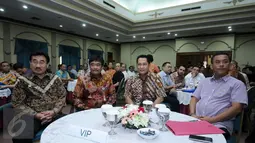 Kepala BNN Komjen Pol Budi Waseso (kedua kanan) duduk bersama Wagub, Djarot Saiful Hidayat untuk mengikuti rakor dengan pengusaha hotel dan tempat hiburan se Jakarta di Halim Perdanakusuma, Jumat (18/12/2015). (Liputan6.com/Helmi Fithriansyah)