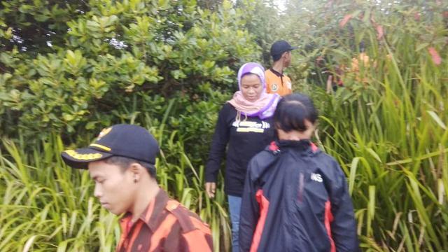 Evakuasi pendaki Gunung Slamet. (Foto: Liputan6.com/Basarnas/Muhamad Ridlo)