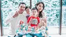 Momen ulang tahun Sandra Dewi dibagikannya lewat Instagram. Dalam sejumlah unggahan, tampak artis kelahiran Pangkal Pinang tersebut tersenyum bahagia saat mendapat kejutan dari sang suami Harvey Moeis dan dua buah hatinya, Raphael dan Mikhael. (Liputan6.com/IG/@sandradewi88)