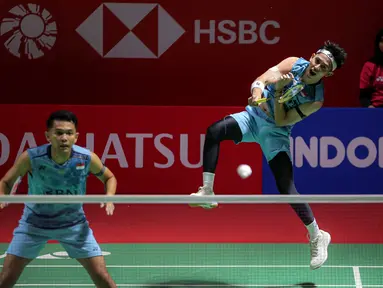 Ganda putra terbaik Indonesia saat ini, Fajar Alfian/Muhammad Rian Ardianto yang diunggulkan di tempat ketiga berhasil memenangi perang saudara di babak perempatfinal Daihatsu Indonesia Masters 2024 setelah mengalahkan yuniornya, pasangan Muhammad Shohibul Fikri/Bagas Maulana dengn dua game langsung 21-13, 21-12. Di babak semifinal yang akan digelar Sabtu (27/1/2024), Fajar/Rian akan kembali terlibat perang saudara menghadapi The Babies, julukan pasangan Leo Rolly Carnando/Daniel Marthin yang mentas di 4 besar setelah mengalahkan pasangan Denmark, Daniel Lundgaard/Mads Vestergaard. (Bola.com/Bagaskara Lazuardi)