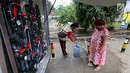 Petugas mengisi air kedalam galon untuk kebutuhan pengungsi dengan menggunakan mobil instalasi pengolahan air Kementerian PUPR di halaman kantor Wali Kota Palu, Sulawesi Tengah, Senin (8/10). Air tersebut layak dikonsumsi. (Liputan6.com/Fery Pradolo)