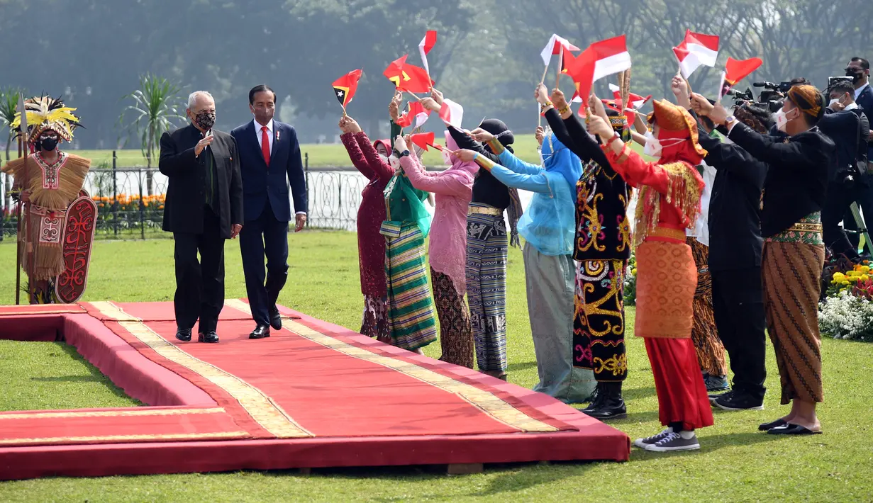 Presiden Joko Widodo atau Jokowi (kanan) menyambut kunjungan kenegaraan Presiden Timor Leste Jose Ramos Horta di Istana Kepresidenan Bogor, Jawa Barat, Selasa (19/7/2022). Ramos Horta tiba di Istana Bogor sekitar pukul 09.57 WIB dengan diiringi arak-arakan pasukan berkuda serta musik kesenian tradisional. (Foto: Lukas - Biro Pers Sekretariat Presiden)