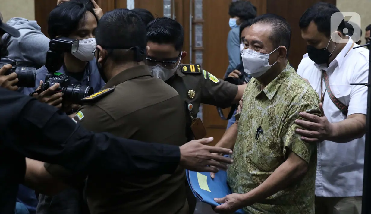 Tersangka perkara dugaan suap penghapusan nama terpidana perkara pengalihan hak tagih atau cessie Bank Bali dari daftar red notice Polri, Djoko Soegiarto Tjandra (kedua kanan) usai menjalani sidang pembacaan dakwaan di Pengadilan Tipikor Jakarta, Senin (2/11/2020). (Liputan6.com/Helmi Fithriansyah)