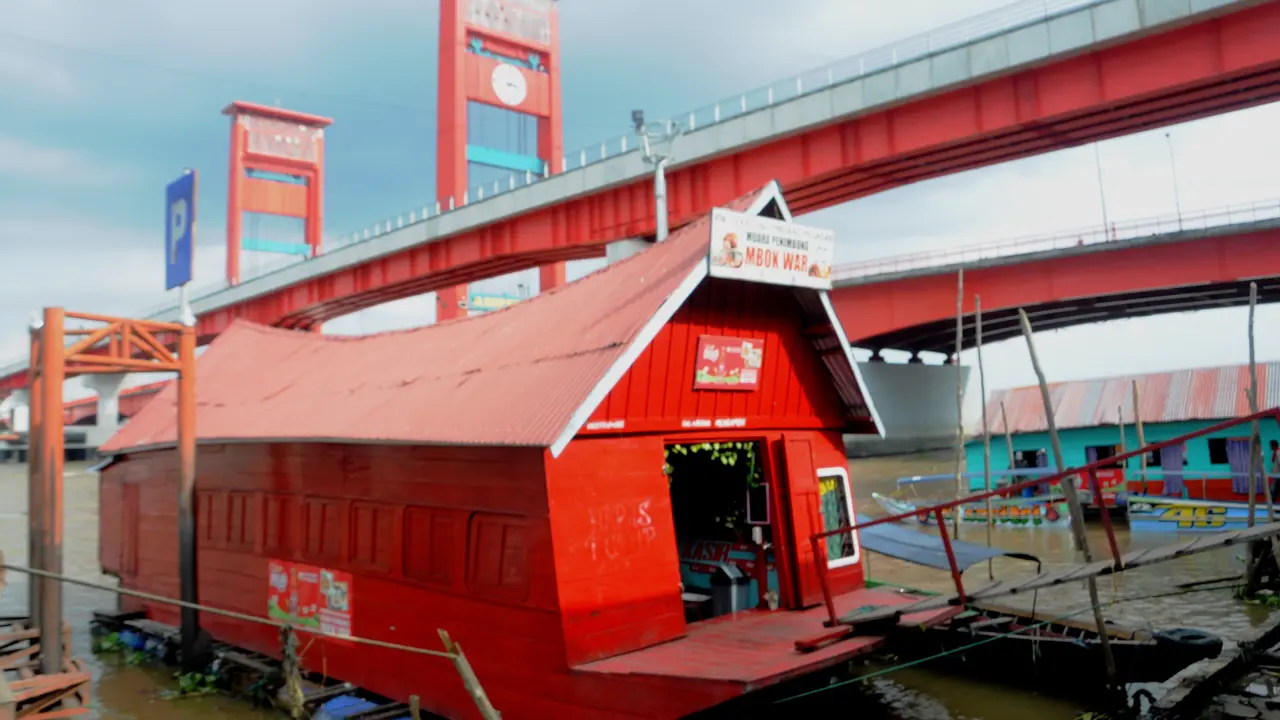 Warung Apung di Sungai Musi Sepi Pelanggan karena Kabut Asap
