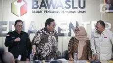 Ketua Badan Pengawas Pemilu (Bawaslu) Rahmat Bagja (kedua kiri) bersama Anggota Bawaslu Puadi (kiri), Anggota Bawaslu Lolly Suhenty (kedua kanan), Anggota Bawaslu Totok Hariyono (kanan) seusai memberikan keterangan pers di Media Center Bawaslu RI, Jakarta, Selasa (19/12/2023). (Liputan6.com/Faizal Fanani)