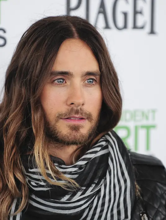 Kini Jared kembali ke gaya khasnya yang berambut gondrong dan berewokan. 'Yay, akhirnya! Bawa kembali gaya cokelatmu yang mengesankan!' tulis seorang fans. (Bintang/EPA)