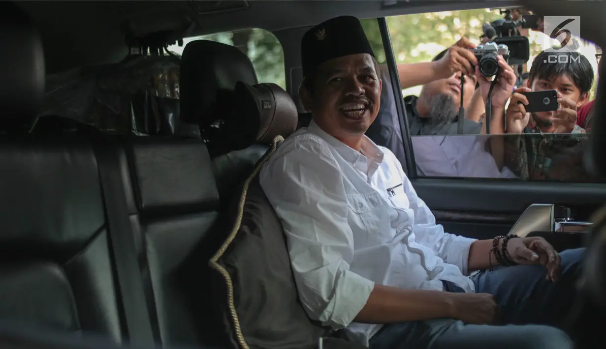 Ketua DPD Partai Golkar Jawa Barat berada di dalam mobil kettika meninggalkan Bakrie Tower Kuningan, Jakarta, Jumat (29/9). Dedi mengaku pertemuan dengan Aburizal Bakrie untuk menyampaikan kondisi terkini Partai Golkar (Liputan6.com/Faizal Fanani)
