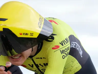 Pembalap sepeda tim Visma-Lease, Koen Bouwman memacu sepedanya saat stage ketiga Paris-Nice 2024 di Auxerre, Paris, Prancis, 5 Maret 2024. (AFP/Thomas Samson)