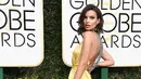 Aktris cantik Emily Ratajkowski, hadir di acara bergengsi itu dengan tampilan yang memukau. Mengenakan gaun panjang berwarna kuning, kecantikan Emily semakin terpancar. Namun ada kejadian memalukan yang tidak disadarinya saat berpose. (AFP/Bintang.com)