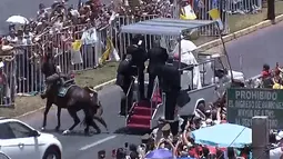 Seorang polisi perempuan terjatuh dari kudanya saat rombongan Paus Fransiskus lewat di Iquique, Chile, Kamis (18/1). Fransiskus kemudian berhenti dan turun menolong polisi tersebut. (HO/NATIONAL COMMISSION FOR THE POPE’S VISIT AND CHILEAN CHANNELS/AFP)