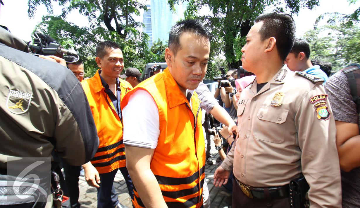 Muhammad Adami Okta saat tiba di tempat pemungutan suara untuk Pilkada 2017 di Gedung KPK untuk menggunakan hak suaranya, Jakarta Rabu (15/2). (Liputan6.com/Helmi Affandi)