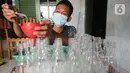 Dika (16) menyelesaikan proses pembuatan minuman jelly di rumahnya di Kawasan Gandasari, Kecamatan Jatiuwung, Kota Tangerang, Sabtu (21/8/2021). Penerapan PJJ pada pelajar akibat pandemi COVID-19, dimanfaatkan oleh seorang siswa kelas 12 dari SMK PGRI 109 Tangerang. (Liputan6.com/Angga Yuniar)