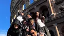 Setelah menunaikan ibadah umrah, Zaskia Adya Mecca dan Hanung Bramantyo melanjutkan perjalanan akhir tahun ke sejumlah negara Eropa, seperti Portugal, Vatikan, dan Italia, bersama keenam anak mereka. Liburan dengan formasi keluarga lengkap ini menciptakan suasana yang ramai dan penuh keseruan. (Liputan6.com/IG/@zaskiadyamecca)