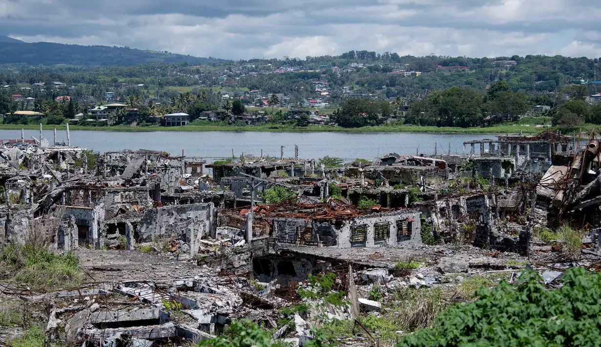 Pemandangan kehancuran bangunan-bangunan di Kota Marawi, Provinsi Lanao del Sur, Filipina, Kamis (23/5/2019). Rumah, masjid, gereja, dan bangunan lainnya hancur porak poranda dalam pertempuran antara pasukan pemerintah dengan militan ISIS yang berlangsung selama lima bulan. (Noel CELIS/AFP)
