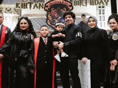 Acara yang digelar mewah di Hotel InterContinental Jakarta Pondok Indah itu berlangsung meriah. Atta Halilintar dan Aurel Hermansyah bersama baby Ameena juga membawa kado spesial untuk Kellen.(Liputan6.com/IG/@krisdayantilemos)