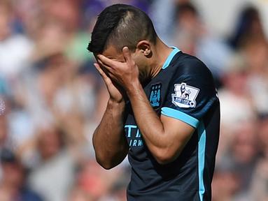 Ekspresi kekecewaan dari bintang Manchester City, Sergio Aguero usai takluk 1-4 dari Tottenham pada laga Liga Inggris di Stadion White Hart Lane, London, Sabtu (26/9/2015). (Action Images via Reuters/Tony O'Brien)