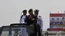 Ini adalah HUT TNI terakhir yang dihadiri Sby dalam kapasitasnya sebagai Presiden. Sby tampak atas sebuah mobil jip memberikan salam kepada seluruh peserta upacara HUT TNI ke 69, Surabaya, Selasa (07/10/2014) (Liputan6.com/Johan Tallo) 