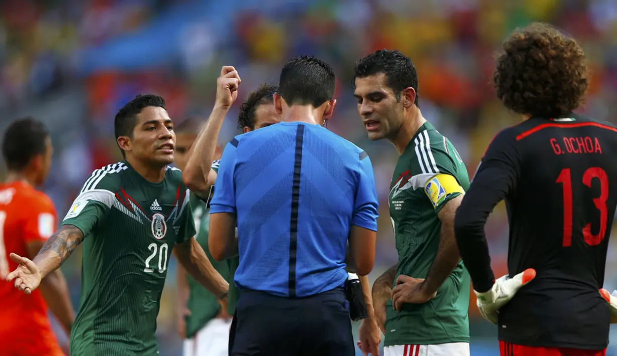 Pemain Meksiko melakukan protes atas keputusan wasit yang memberikan hukuman penalti buat tim berjuluk El Tri di laga 16 besar Piala Dunia 2014 di Stadion Castelao, Fortaleza, (29/6/2014). (REUTERS/Eddie Keogh) 