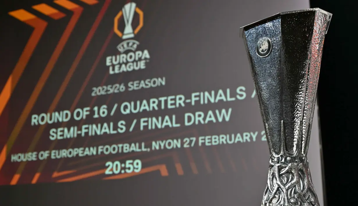 Dipimpin oleh Deputy Secretary UEFA, Giorgio Marchetti, dengan didampingi legenda Porto, Maniche, proses drawing dilakukan di House of European Football, Nyon, Swiss, Jumat (27/2/2026). Tampak foto yang menunjukkan Piala Liga Europa UEFA terpajang menjelang pengundian babak 16 besar, perempat final, dan semifinal Liga Europa UEFA 2025/2026 di House of European Football, Nyon, Swiss, Jumat (27/2/2026). (Harold CUNNINGHAM/AFP)