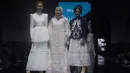 Terdiri dari two-pieces, Yasmin memadukan atasan lengan panjang beraksen renda dengan rok panjang