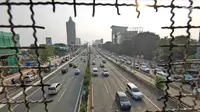 Sejumlah kendaraan melintas di Jalan Tol Dalam Kota, Jakarta, Senin (11/6). H-4 Lebaran sejumlah ruas tol di Jakarta ramai lancar. (Liputan6.com/Herman Zakharia)