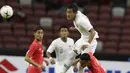 Bek Timnas Indonesia, Hansamu Yama, menyundul bola saat melawan Singapura pada laga Piala AFF di Stadion Nasional, Singapura, Jumat (9/11). Singapura menang 1-0 atas Indonesia. (Bola.com/M. Iqbal Ichsan)