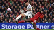 Penyerang Manchester United asal Slovenia, Benjamin Sesko (kiri) berebut bola dengan bek Liverpool asal Prancis, Ibrahima Konate saat pertandingan pekan ke-8 Liga Premier Inggris di Stadion Anfield, Liverpool pada Minggu 19 Oktober 2025. (PETER POWELL/AFP)