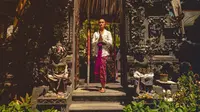 Agnez Mo berkebaya putih saat berada di Bali. (dok. Instagram @agnezmo/https://www.instagram.com/p/B6kg6b3J8UG/Putu Elmira)