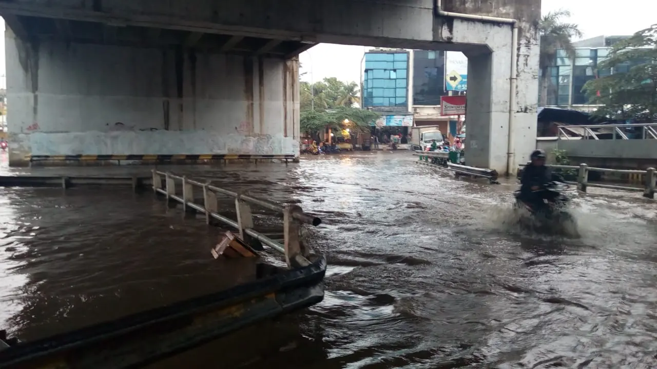 Seorang pengendara motor tengah menerjang banjir di Jalan Gatot Subroto, Kota Tangerang. Banjir terjadi karena luapan Kali Sabi.