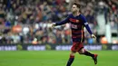 Bintang Barcelona, Lionel Messi, merayakan gol dengan berlari santai sambil melebarkan kedua tangannya usai membobol gawang Deportivo pada laga La Liga di Stadion Camp Nou, Spanyol, Sabtu (12/12/2015). (AFP/Pau Barrena)