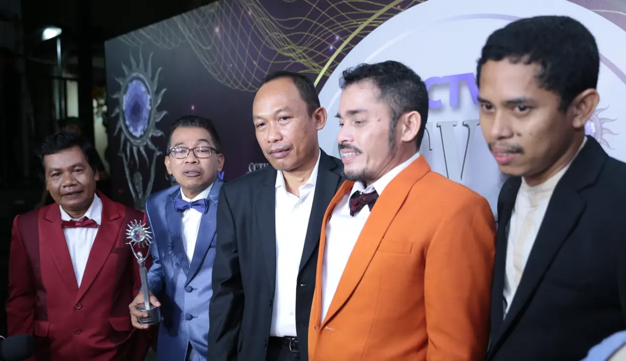 Sontak saja, penghargaan itu pun disambut gembira oleh para pemerannya. (Adrian Putra/Bintang.com)
