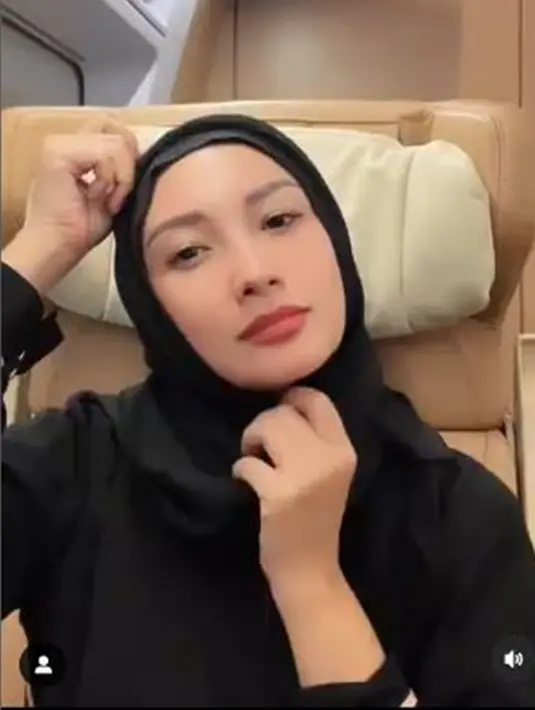 Memakai busana muslim serba hitam, Tata terlihat menawan dengan kepala yang tertutup hijab. Sepanjang perjalanannya di Madinah dan Mekkah, ia selalu berdoa dan bersyukur kepada Yang Maha Esa. Seperti captionnya: Saya akan meminta Tuhan untuk melihat Anda dua kali, sekali di sini dan sekali di Jannah. (Liputan6.com/IG/@tatacahyani)