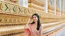 Yang lebih menarik adalah melihat penampilan Febby Rastanty dalam balutan baju adat Thailand. Ia tampil memesona dengan kain bernuansa merah muda dan roknya yang keemasan. [Foto: Instagram/febbyrastanty]