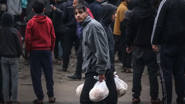 Warga Palestina Serbu Toko Roti di Rafah