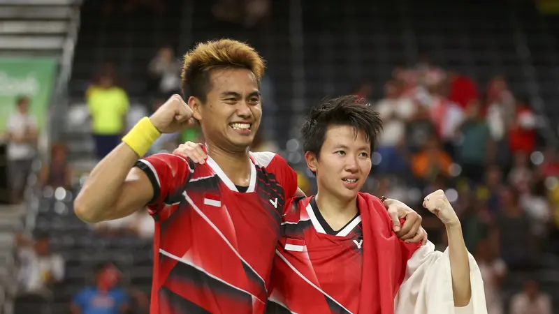 Pasangan ganda campuran Indonesia, Tontowi Ahmad/Liliyana Natsir, merayakan kemenangan atas ganda campuran Malaysia, Chan Peng Soon/Goh Liu Ying, di final cabang bulutangkis Olimpiade Rio de Janeiro 2016 (Reuters).