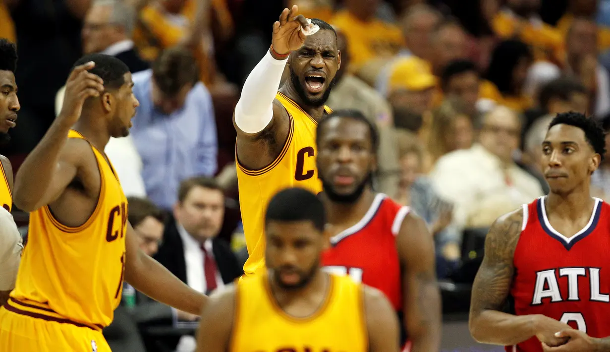 Ekspresi LeBron James. (EPA/DAVID MAXWELL)