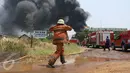 Kebakaran melanda gardu induk PLN di Kembangan, Jakarta Barat, Rabu (2/9/2015). Akibat kebakaran ini, PLN terpaksa memadamkan jaringan listrik di sejumlah titik di Jakarta dan Tangerang. (Liputan6.com/Gempur M Surya)