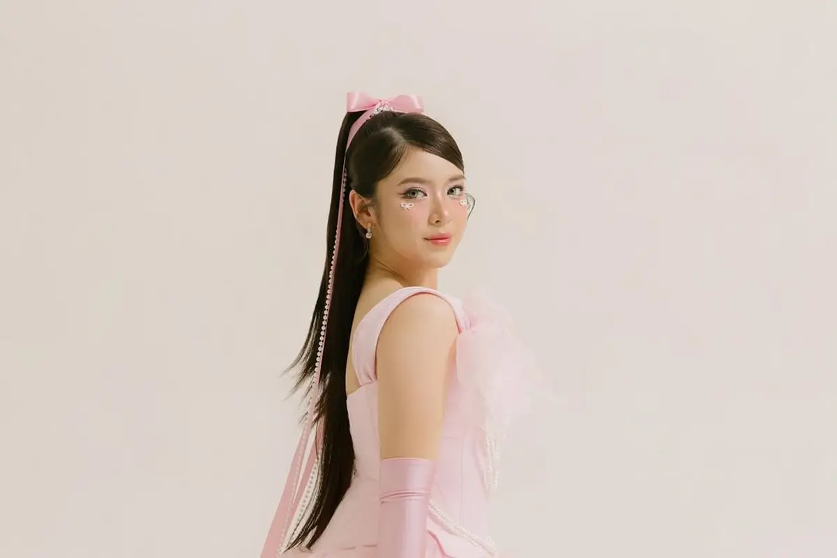 Pesona Tiara Andini Bergaya ala Coquette Girl di Pemotretan Album Special Live