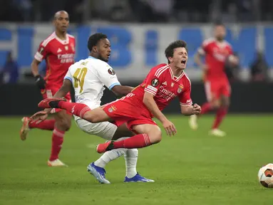 Gelandang Marseille Raimane Daou beraksi melawan gelandang Benfica Joao Neves pada leg kedua babak perempat final Liga Europa 2023/2024 di stadion Velodrome, Kamis (18/4/2024) dini hari WIB. (AP Photo/Daniel Cole)