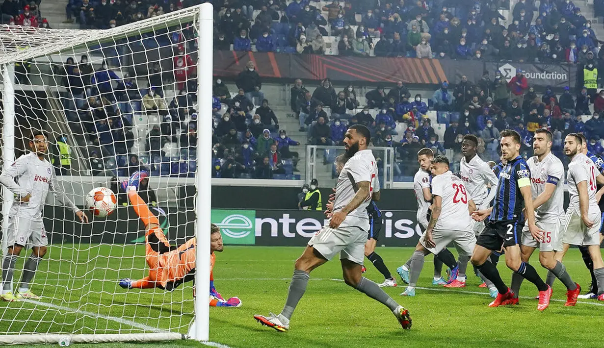 Pemain Atalanta Berat Djimsiti mencetak gol ke gawang Olympiacos pada pertandingan sepak bola babak 16 besar Liga Europa di Stadion Gewiss, Bergamo, Italia, 17 Februari 2022. Atalanta menang 2-1. (Spada/LaPresse via AP)